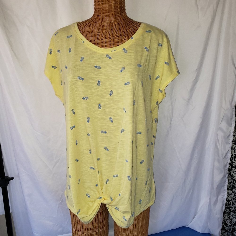 Ladies IZOD Short Sleeve Scoop Neck Twisted Hem Tee in Yellow - XL